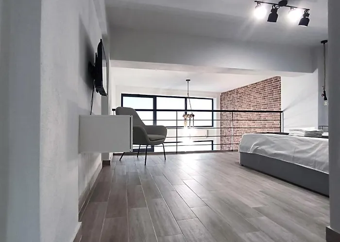 Zoe Loft Кавала